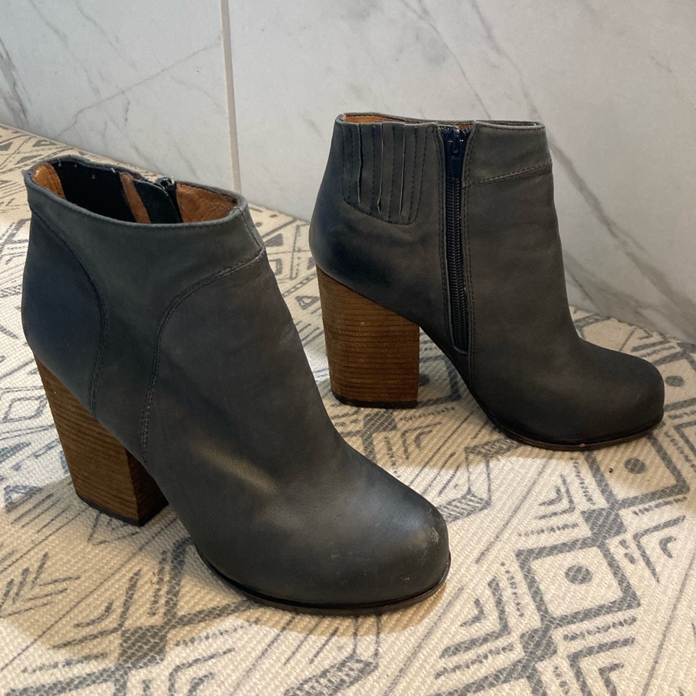 Jeffrey Campbell Hanger Ankle Booties charcoal gray Leather Stacked Heels Sz 8